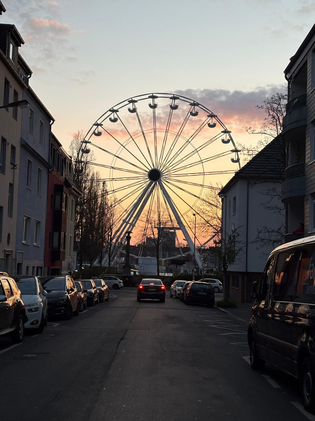 Combahnstraße in Beuel mit Blick zum Bonner Riesenrad — Lage-Charakter zu Fuß