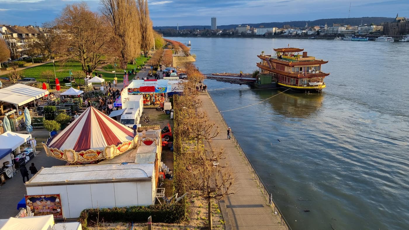 Blick von der Kennedybrücke Richtung Beuel — Anfahrtsweg zur Praxis